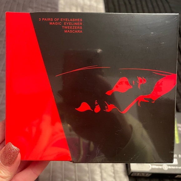 Brand new never opened eyelash set - Picture 1 of 3